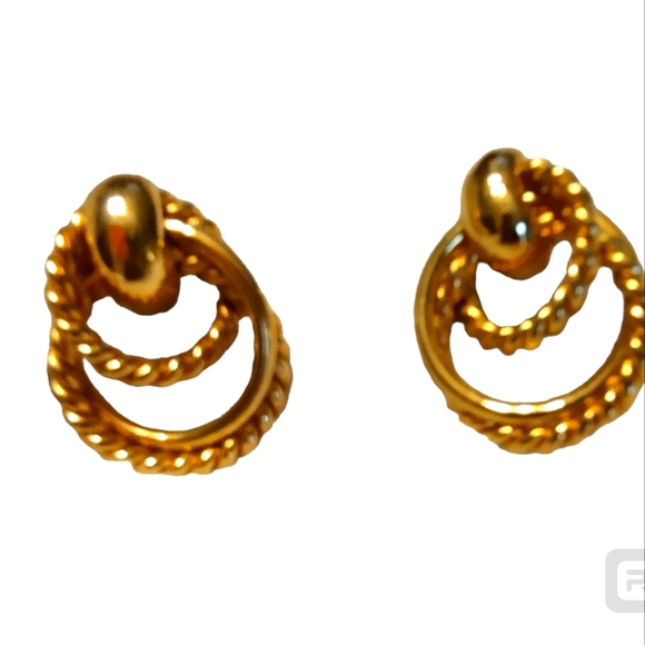 Avon Jewelry - ♥️ 💙 Rare Vintage Avon gold tone three ring earrings